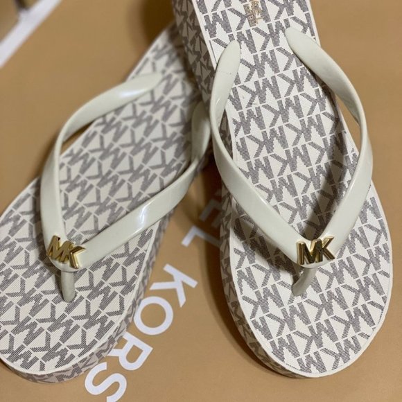 Michael Kors Flip Flop slipper  -Vanilla - Picture 2 of 13